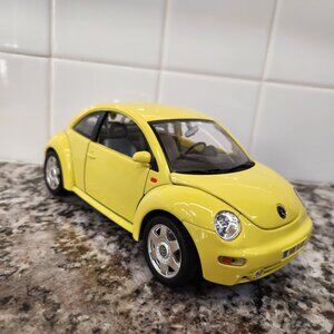 Volkswagen New Beetle 1998 model car BBurago 1:18 scale made in Italy diecast